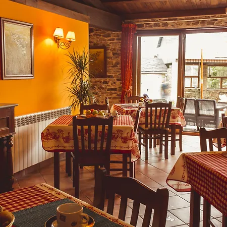 Os Tres Teixos 3* Adelán